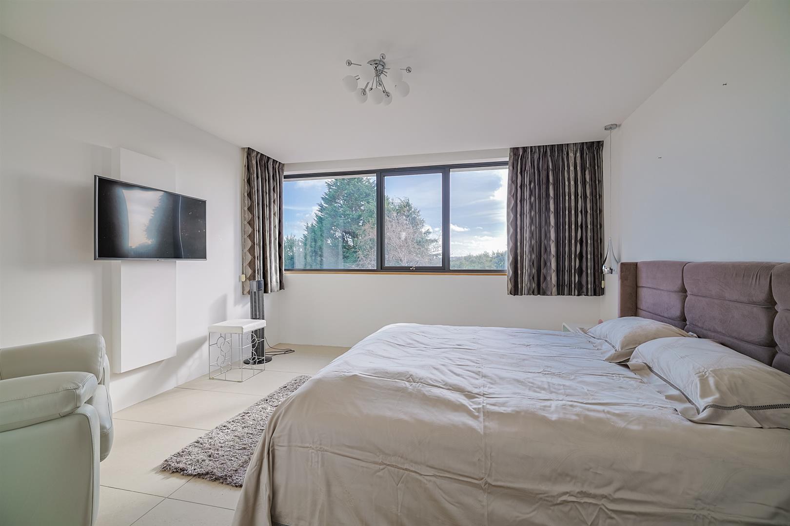 20 Brynau Drive, Mayals, Swansea, SA3 5EE
